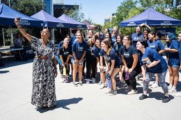 Ashanti with group of students